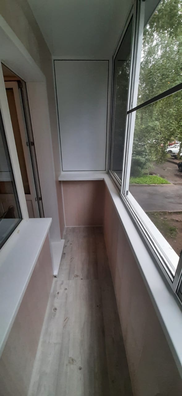 Остекление балкона с видом во двор