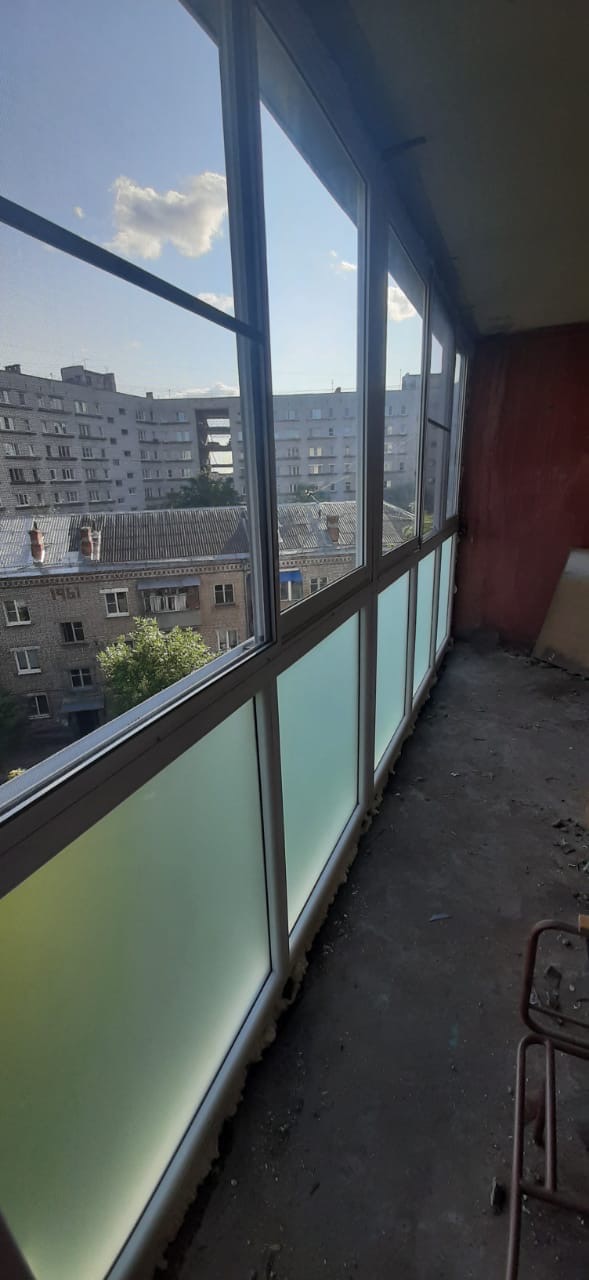 Панорамное остекление балкона с городским видом